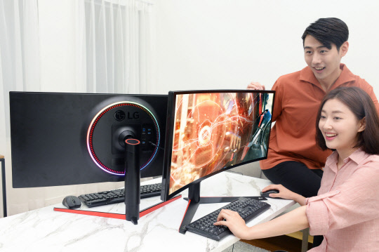 LG전자가 독일 베를린에서 열리는 'IFA 2018'에서 게이밍모니터 브랜드 'LG 울트라기어'를 선보인다고 28일 밝혔다. 모델들이 LG 울트라기어를 소개하고 있다. <LG전자 제공>